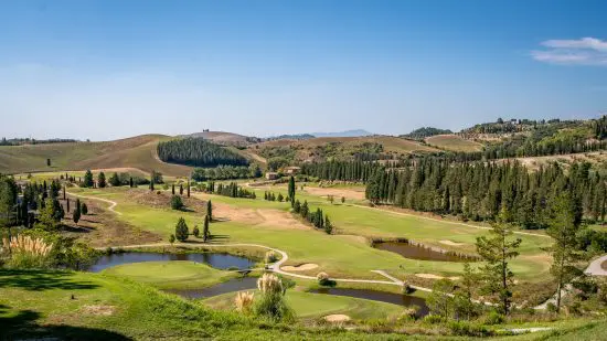 7 noches con desayuno en La Bagnaia Golf Resort incluidos 3 Green fees por persona (Royal Golf La Bagnaia, GC Valdichiana y GC Toscana) y una degustación de vino y aceite con una comida con azafrán.