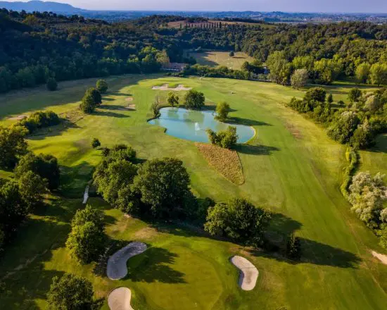 7 notti con prima colazione all'Hotel Terme Bristol Buja, inclusi 3 green fee a persona (Golf Club della Montecchia, Padova e Frassanelle) e una degustazione di Prosecco.