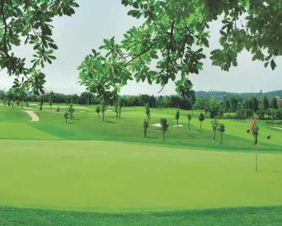 8 notti alla Foresteria Maison Gardagolf, 4 green fee a persona (Golf Club Gardagolf, Arzaga, Paradiso del Garda e Chervo) e una cena in un ristorante del nostro programma culinario.