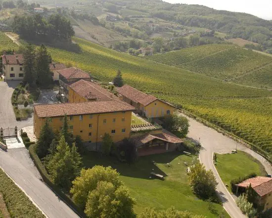 7 nights B&B at Albergo L’Ostelliere, 3 fees per person (2x Colline de Gavi and Villa Carolina), a dinner at a restaurant from our culinary guide and guided tour of a local Artisan Chocolate Laboratory