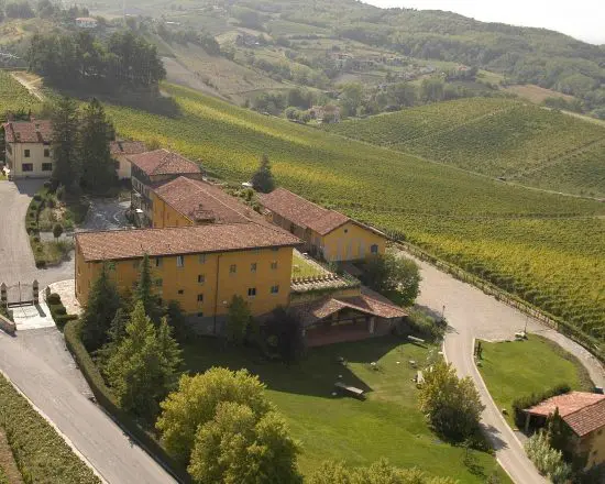 7 noches B&B incluido en Albergo L’Ostelliere, 3 Greenfee por persona (2x Colline de Gavi y Villa Carolina), una cena en un restaurante de nuestra guía culinaria y visita guiada a un Laboratorio Artesanal de Chocolate local