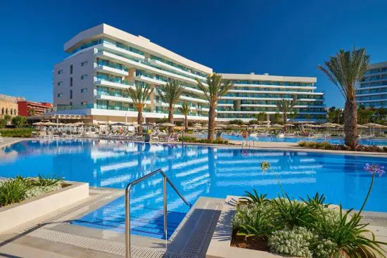 7 noches en Hipotels Gran Playa de Palma con desayuno incluido, 5 GF por persona y coche de alquiler