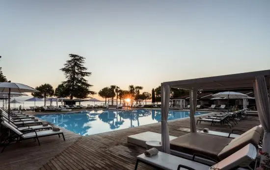 9 nights with breakfast at Splendido Bay Luxury Spa Resort, 5 green fees per person (Arzaga Golf Club, Verona, Paradiso, GC Gardagolf and GC Chervo) and a dinner at a restaurant from our culinary guide.