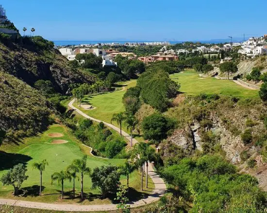7 notti con colazione all'Hotel Kempinski Bahia, inclusi 3 green fee a persona (1x Valle Romano, 1x El Paraiso, 1xAlferini)