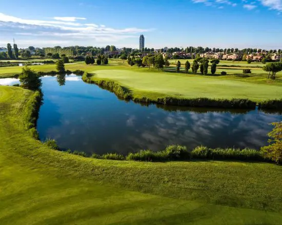 3 nuits avec petit-déjeuner à l'hôtel Adlon, y compris 2 Green Fees par personne (Jersolo Golf Club & Venezia Golf Club)