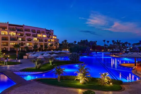 10 noches con Todo Incluido en el Steigenberger ALDAU Beach Hotel y 5 green fees por persona (GC Madinat Makadi)
