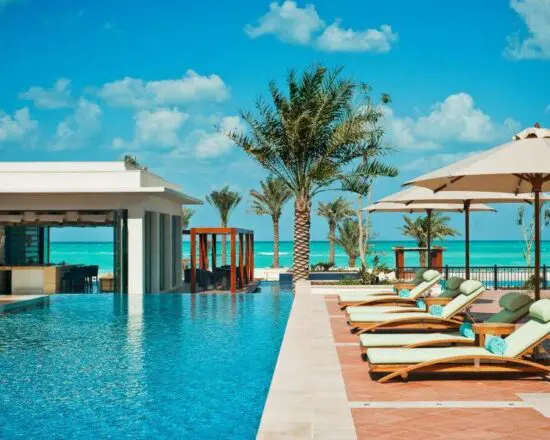 7 notti con prima colazione al St. Regis Saadiyat Island Resort Abu Dhabi, inclusi 3 green fee a persona (2 Yas Links e 1 Abu Dhabi Golf Club)