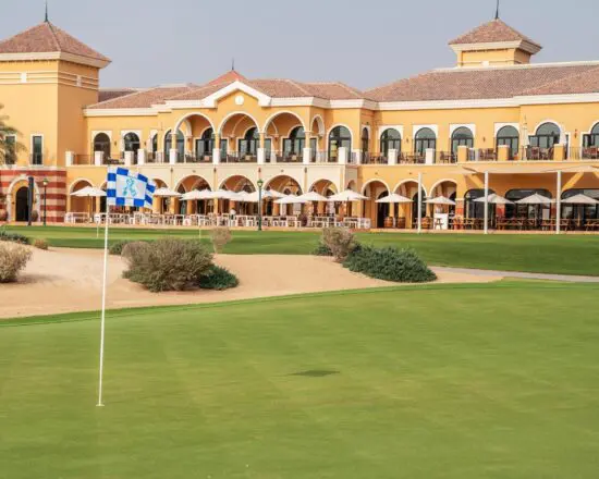 10 notti al The Westin Dubai Mina Seyahi Beach Resort & Marina con 4 green fees (Trump International Golf Club, The Els Club, Dubai Hills Golf Club, The Montgomerie Dubai Golf Club)