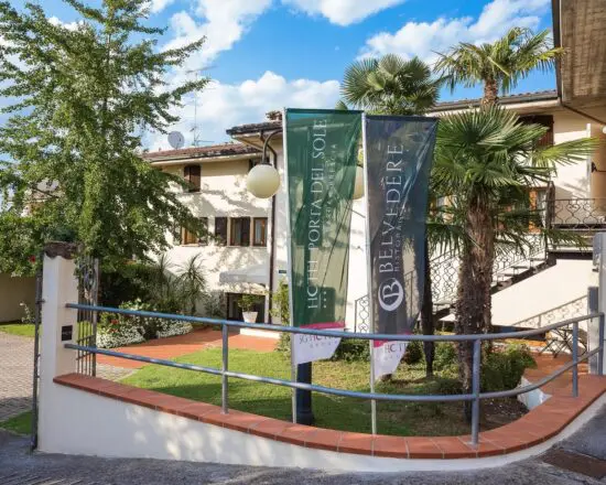 10 notti all'Hotel Porta del Sole, 6 green fee a persona (Golf Club Gardagolf, Arzaga, Franciacorta,Verona, Paradiso del Garda e Chervo) e una cena in un ristorante del nostro programma culinario.