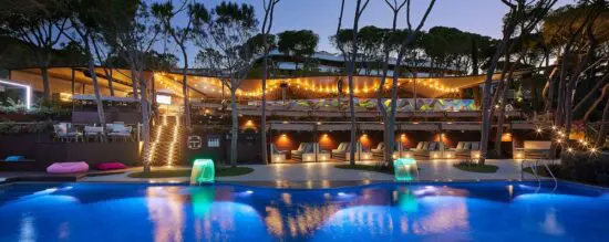 3 nuits avec petit-déjeuner inclus à l'Alàbriga Hotel & Home Suites et 1 Green Fee au Club Golf d`Aro