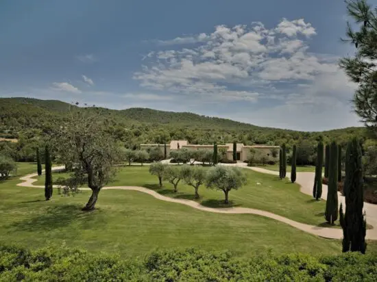 5 nuits avec petit-déjeuner à Castell Son Claret et deux green fees par personne (Golf Club Andratx et Golf Santa Ponsa I).