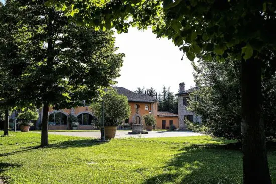 3 nights with breakfast at Relais Cascina Scottina including 1 Green fee per person (Croara Country Club)