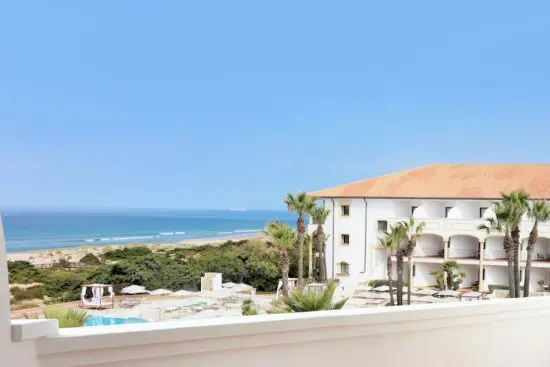 7 nuits avec petit-déjeuner à l'hôtel Iberostar Selection Andalucía Playa, y compris 3 green fees par personne (Sancti Petri Hills Golf, La Estancia Golf Club et Fairplay Golf Club).