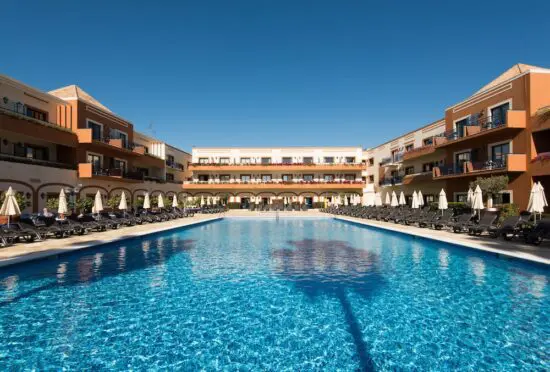 7 nuits avec petit-déjeuner à l'hôtel Vila Gale Tavira, y compris 3 green fees par personne (Quinta da Ria, Monte Rei Golf et Quinta do Vale Golf)