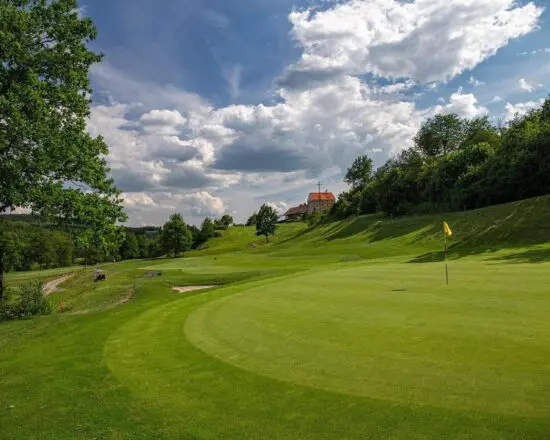 7 Übernachtungen mit Frühstück im Courtyard By Marriott Pilsen inklusive 3 Greenfees pro Person (Greensgate Golf Club)
