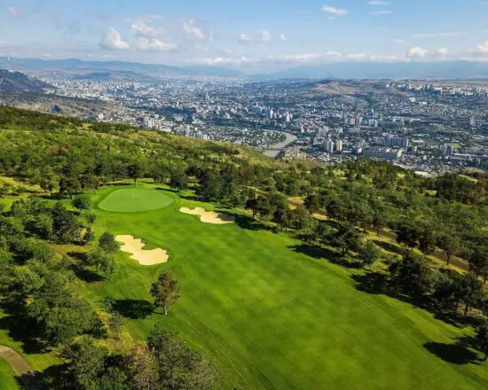 5 Übernachtungen mit Frühstück im Pullman Tbilisi Axis Towers inklusive 2 Greenfees pro Person (Tbilisi Hills Golf Course)
