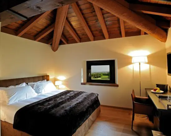 10 nights at the Foresteria Maison Gardagolf, 6 green fees per person (Golf Club Gardagolf, Arzaga, Verona, Paradiso del Garda, Franciacorta and Chervo) and one dinner in a restaurant from our culinary programme.