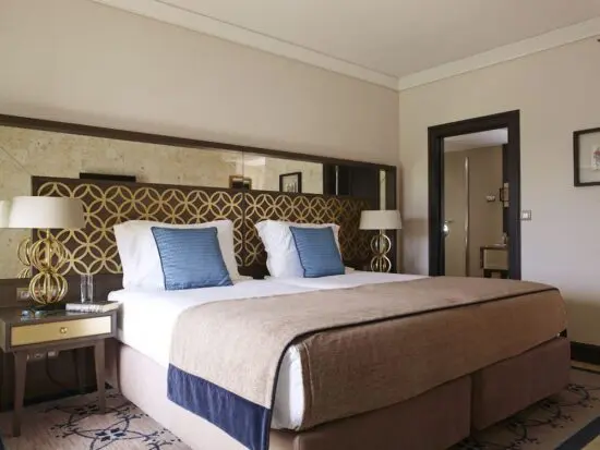 5 noches con desayuno incluido en Dona Filipa Hotel y 3 Green fees por persona (San Lorenzo o Pinheiros Altos Golf Courses)