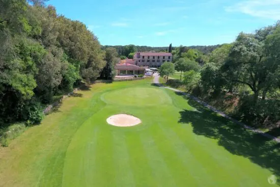 7 notti con prima colazione all'Hôtel Golf Château de la Bégude, incluso un pacchetto di 3 Green fee a persona (Grande Bastide/Opio-Valbonne/Roquebrune)