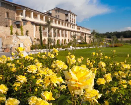 8 notti con prima colazione al Chervò Golf Hotel Spa & Resort San Vigilio, 4 green fee a persona (Chervò Golf San Vigilio, Paradiso del Garda, Gardagolf e Verona) e una cena in un ristorante del nostro programma culinario.