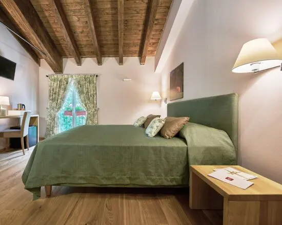 8 notti B&B alla Foresteria del Golf Club Colline del Gavi, 4 GF a persona (GC Villa Carolina, Margara e 2x GC Colline del Gavi), una visita guidata di un laboratorio artigianale locale di cioccolata