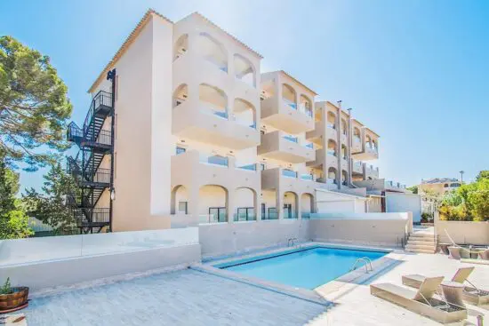 7 nights with breakfast at the Hotel Santa Ponsa Pins with 3 green fees (1x Golf Son Vida, 1x Golf Santa Ponsa I and 1x T-Golf Calvia) and 1 Majorcan cooking class with over 5 tastings