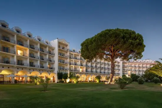 3 pernottamenti con prima colazione al Penina Hotel & Golf Resort + 3 Green fee (2 al Sir Henry Cotton Championship Golf Course + 1 al Resort o all'Academy Golf Course)