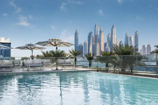 7 Nächte mit Frühstück im Radisson Beach Resort Palm Jumeirah mit 3 Greenfees