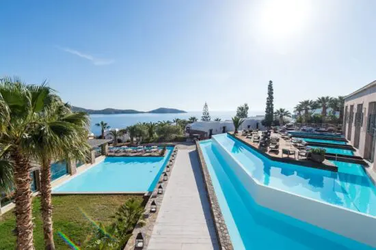 8 nuits à l'Aquila Elounda Village Resort & Spa avec petit-déjeuner et 3 green fees
