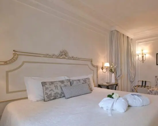 9 noches con desayuno incluido en Garda Hotel San Vigilio Golf, 5 Greenfee por persona (San Vigilio Golf, Paradiso del Garda, Gardagolf, Verona y Arzaga) y una cena en un restaurante de nuestro programa culinario.