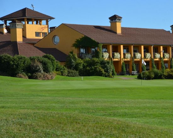 3 Nächte im Foresteria del Golf Club Castelconturbia und 1 Greenfee je Person (Golfclub Castelconturbia)