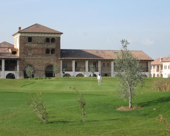 3 noches con desayuno incluido en Chervò Golf Hotel Spa & Resort San Vigilio y 1 Green fee por persona (Chervò Golf San Vigilio)
