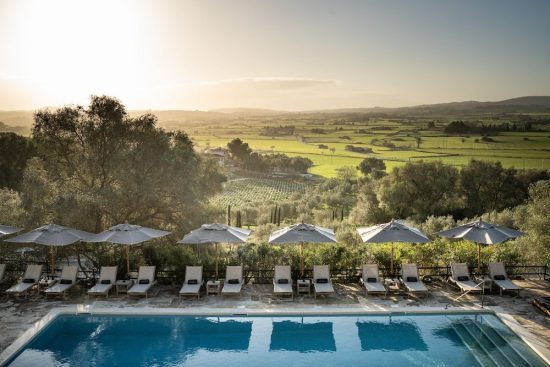 7 nights in the Finca Serena and 4 green fees per person (Alcanada, Son Muntaner, Son Gual, T-Golf) and rental car