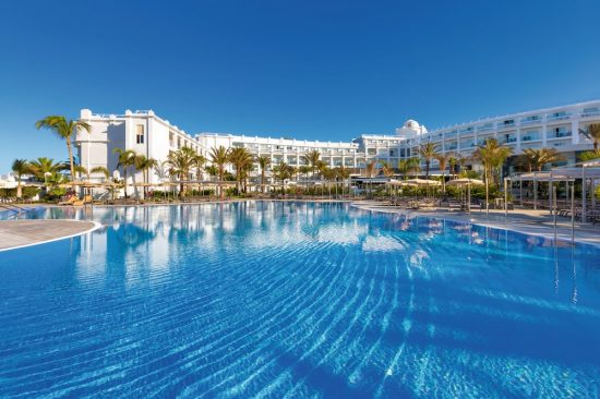 7 notti all'hotel Riu Maspalomas con mezza pensione e 4 green fee (GC Salobre, Anfi Tauro, Maspalomas e Meloneras).