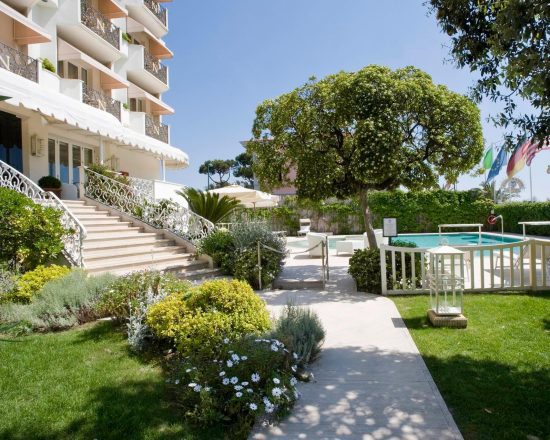 8 notti con prima colazione al Hotel Il Negresco e 4 green fee a persona (Golf Club Forte dei Marmi, Le Pavoniere, Montecatini e Cosmopolitan)