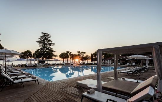 9 nights with breakfast at Splendido Bay Luxury Spa Resort and 5 green fees per person (Arzaga Golf Club, Verona, Paradiso, GC Gardagolf and GC Chervo)
