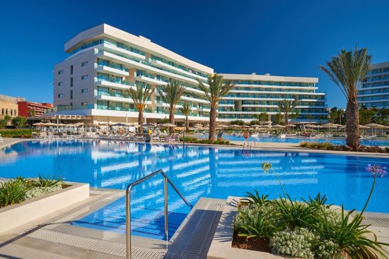5 nuits à l'hôtel Hipotels Gran Playa de Palma avec petit-déjeuner inclus, 3 GF (GC Son Vida, Son Antem Est et Ouest) et voiture de location.