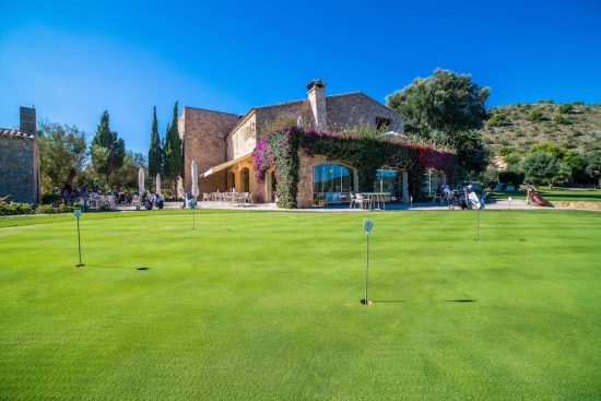 7 nights at Pula Golf Resort with breakfast, unlimited golf at Pula Golf and 1 GF per person in GC Son Servera