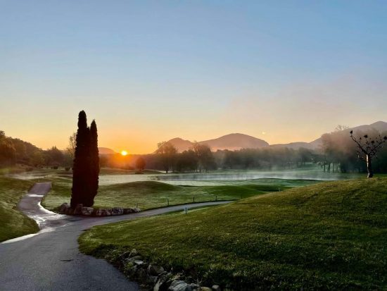 5 Nächte Lalpen Roc in einer Suite mit Frühstück und 3 Greenfees pro Person (2x Chateau de Taulande Golf Club und 1x Terre Blanche Golf Club).