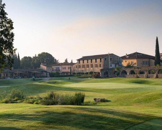 5 notti con prima colazione al Château de la Beguda e 3 Green Fees (3 volte il Golf Club Opio Valbonne).