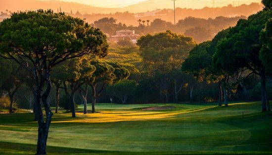 7 Nächte im Hilton Vilamoura mit Frühstück und 4 Green Fees (Dom Pedro: 1x Old, 1x Millennium, 1x Victoria, 1x Pinhal)