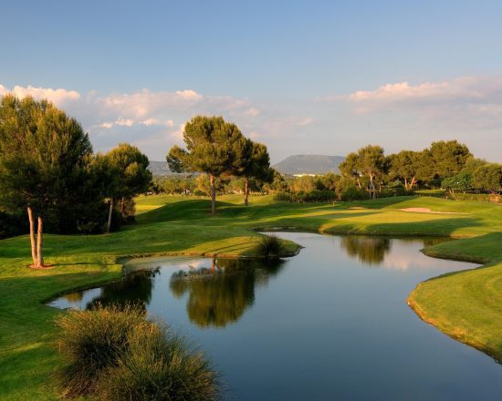 7 nuits au Marriott's Club Son Antem comprenant 3 green fees (Golf Son Antem) et une dégustation gastronomique de vins majorquins et de délices locaux.