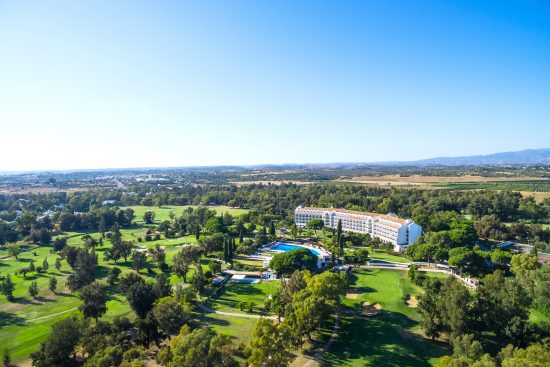 7 Übernachtungen mit Frühstück im Penina Hotel & Golf Resort inklusive 3 Greenfees pro Person (1x Sir Henry Cotton Championship, 1x Resort Course, 1x Academy Golf Course)