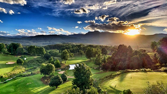 6 notti in pensione completa presso il Cathedral Peak Hotel, inclusi 3 Green Fees a persona (Champagne Golf Resort Golf Club)