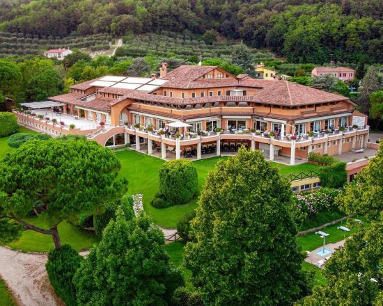 7 Übernachtungen mit Frühstück im Hotel Terme Bristol Buja inklusive 3 Green Fees pro Person (Golf Club della Montecchia, Padova und Frassanelle) und eine Bootsfahrt.