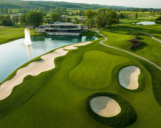 7 nuits en demi-pension au Lotus Therme Hotel & Spa, y compris 3 greenfees au Zala Spring Golf Club et une croisière sur le Danube