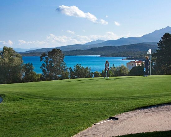 7 Übernachtungen mit Frühstück im Hotel Petra Bianca und 3 Green Fees pro Person (Pevero Golf Club)