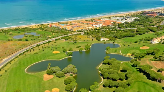 5 Übernachtungen mit Frühstück im Hipotels Barrosa Palace & Spa inklusive 2 Green Fees pro Person (Real Novo Sancti Petri & La Estancia Golf Club)