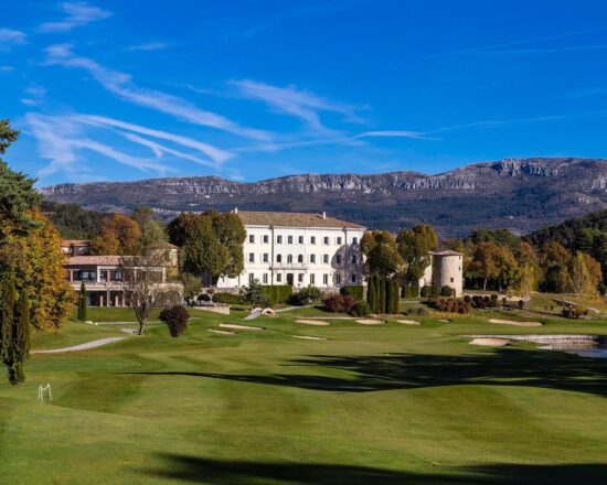 3 nights Lalpen Roc in Suite with breakfast and 1 green fee per person (Chateau de Taulane Golf Club)