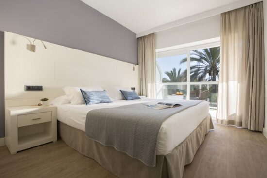 3 noches en Las Gaviotas Suite Hotel con desayuno y 1 green fee por persona (GC Alcanada)